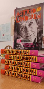 Książki o Astrid Lindgren ułożone w stosik
