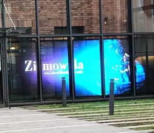 Widok ekranu wyświetlający plakat promocyjny spektaklu "Zimowla" w reżyserii Jakuba Roszkowskiego.