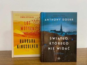Zdjęcia książek autorów nagradzonych Pulitzerem: "Lot motyla" Barbary Kingsolver oraz "Światło, którego nie widać" Antonego Doerra".