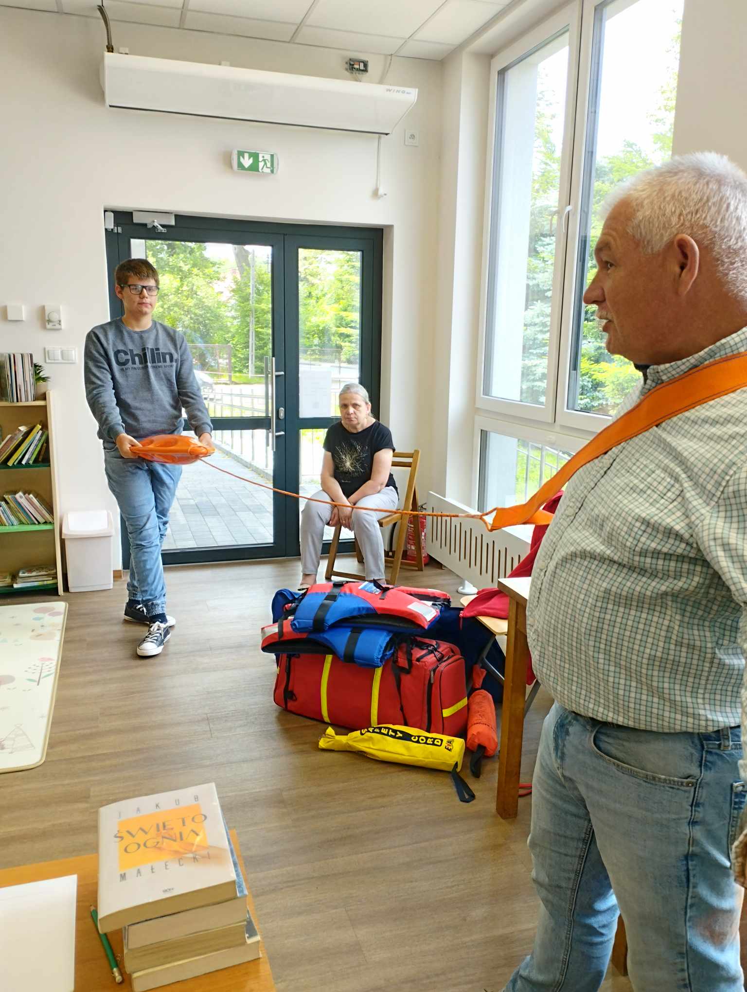 Spotkanie z ratownikiem i członkiem WOPR w bibliotece w Łętowicach