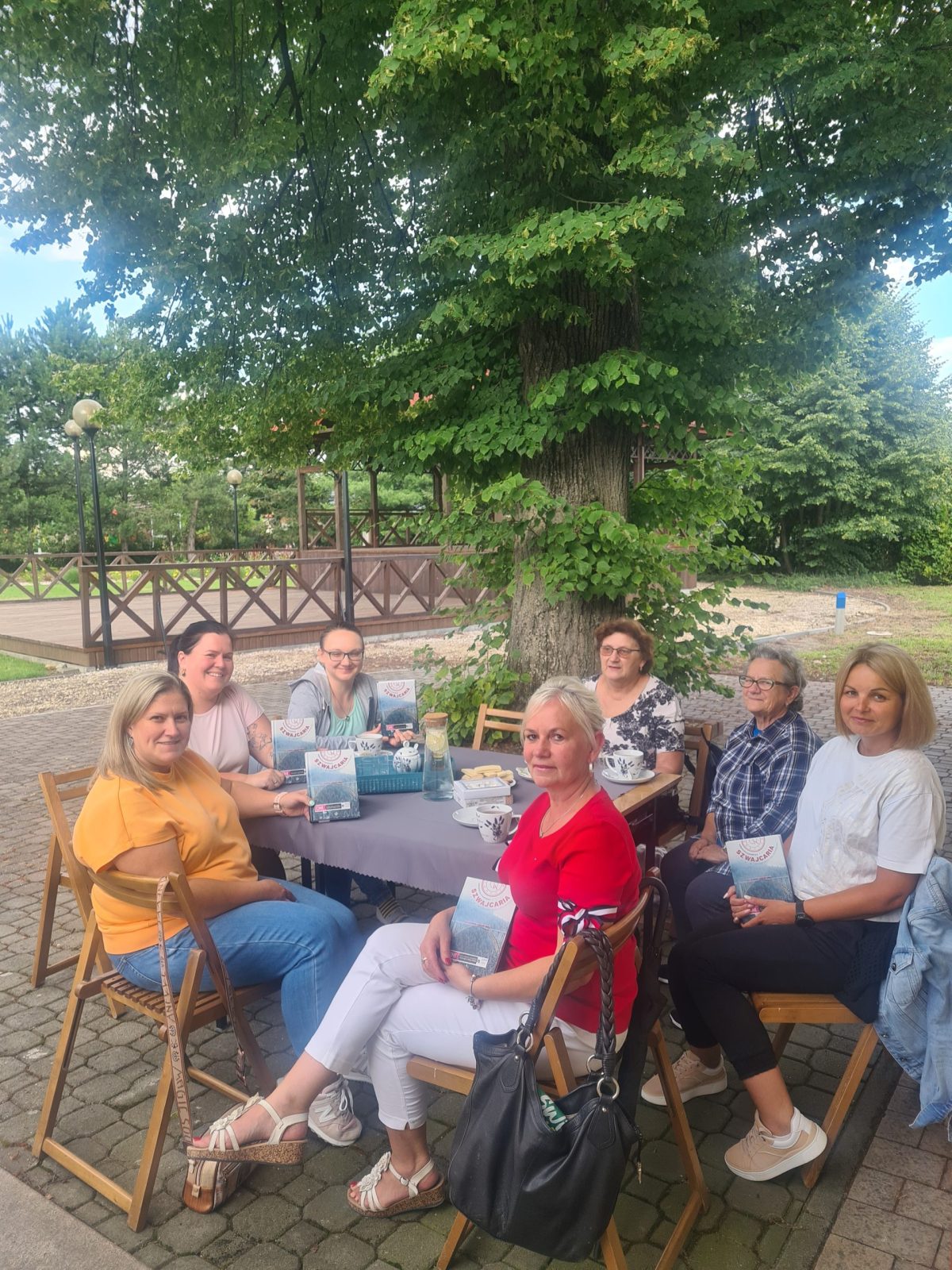 Spotkanie DKK w bibliotecznym ogrodzie