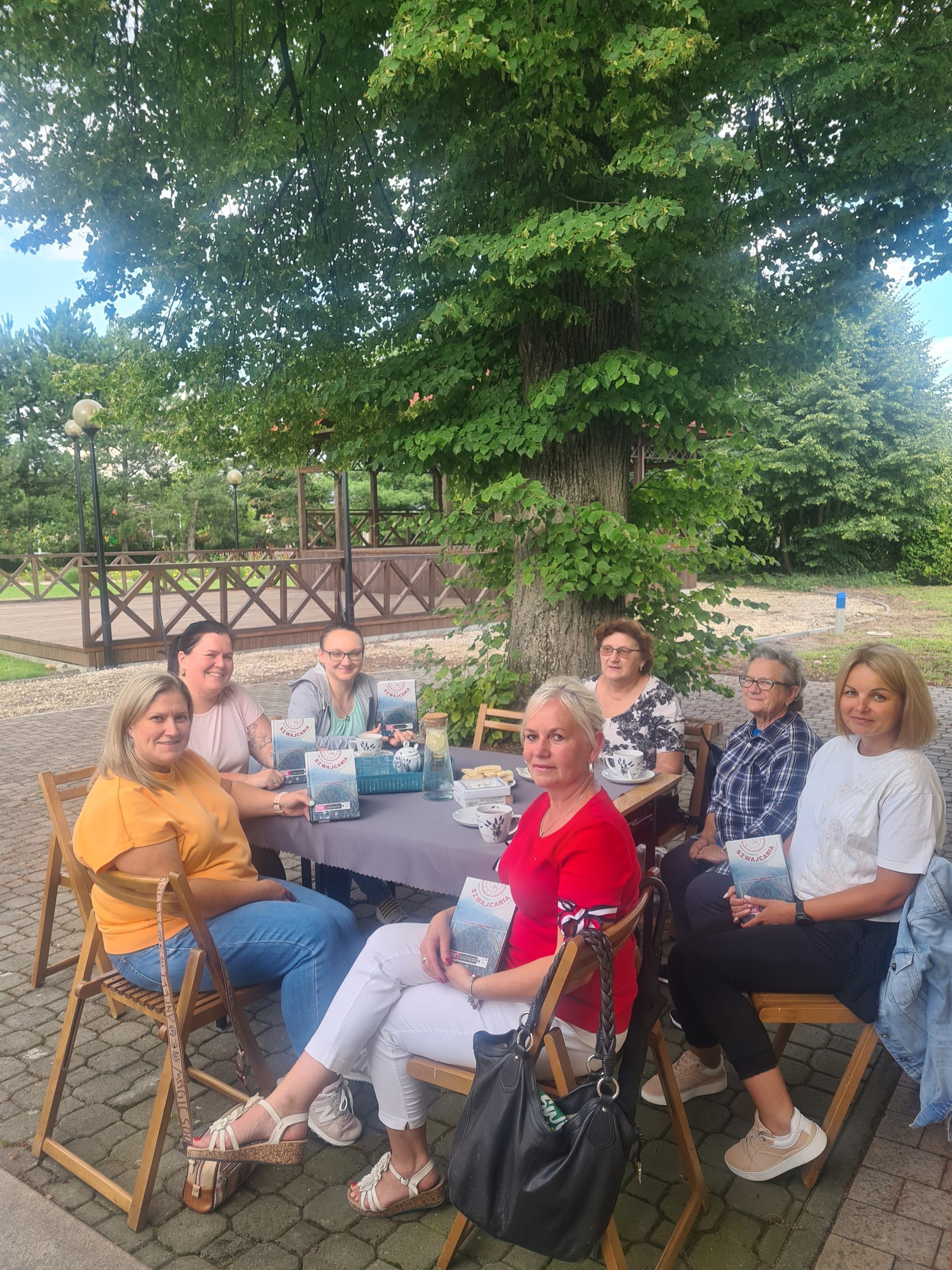 Spotkanie DKK w bibliotecznym ogrodzie