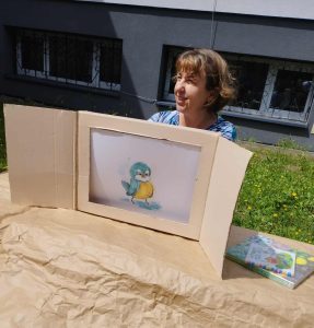 Bibliotekarka czyta bajkę metodą kamishibai