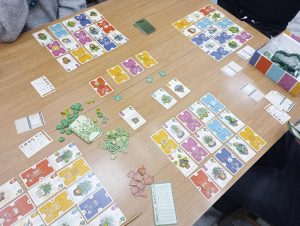 Na stole leżą rozłożone karty z gry "Doniczki"