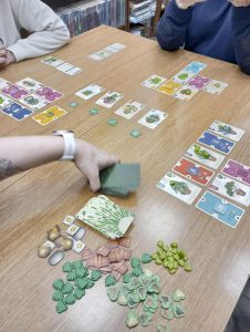 Na sole rozłożone są karty do gry plaszowej