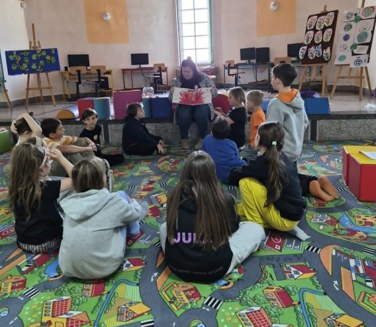 Dotknij emocji – sensoryczne stacje z Kolorowym Potworem